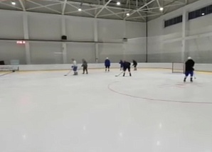 В Ставрополе участники Студвесны играют в хоккей